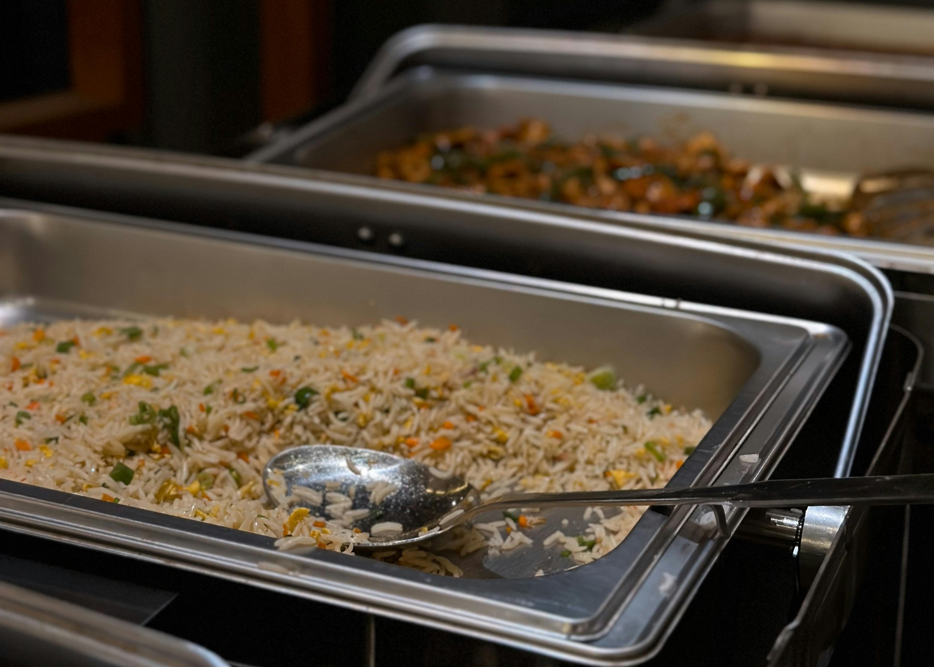 Kıbrıs toplu yemek servisi – pilav ve sıcak yemek tepsileri